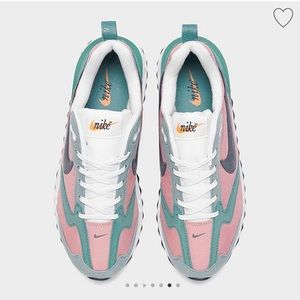 Nikes women worn once !